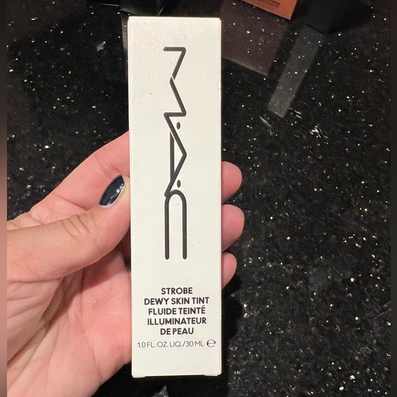 NEW MAC Strobe Dewy Skin Tint - Picture 2 of 4